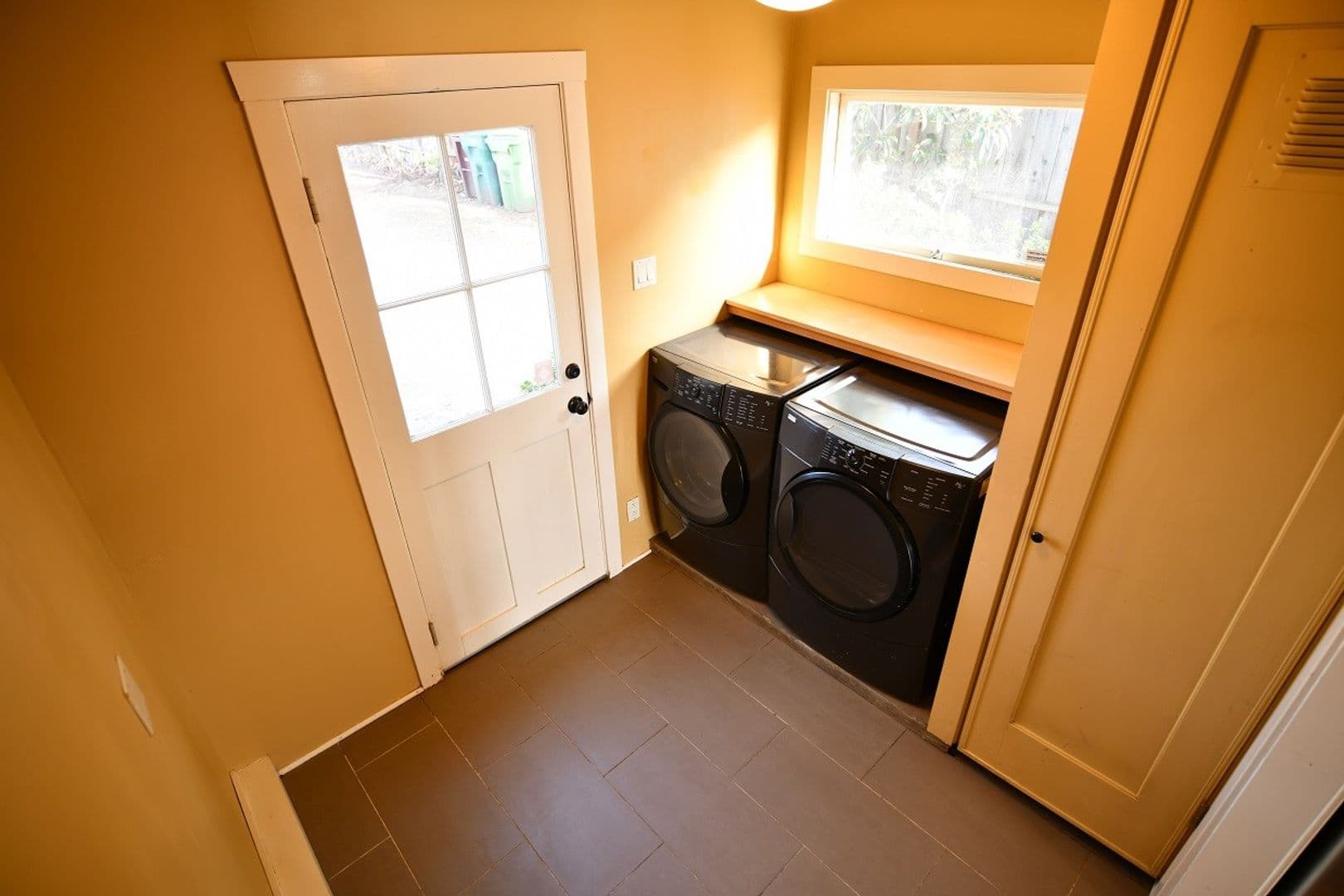 Oakland House: 6632 Simson Street
