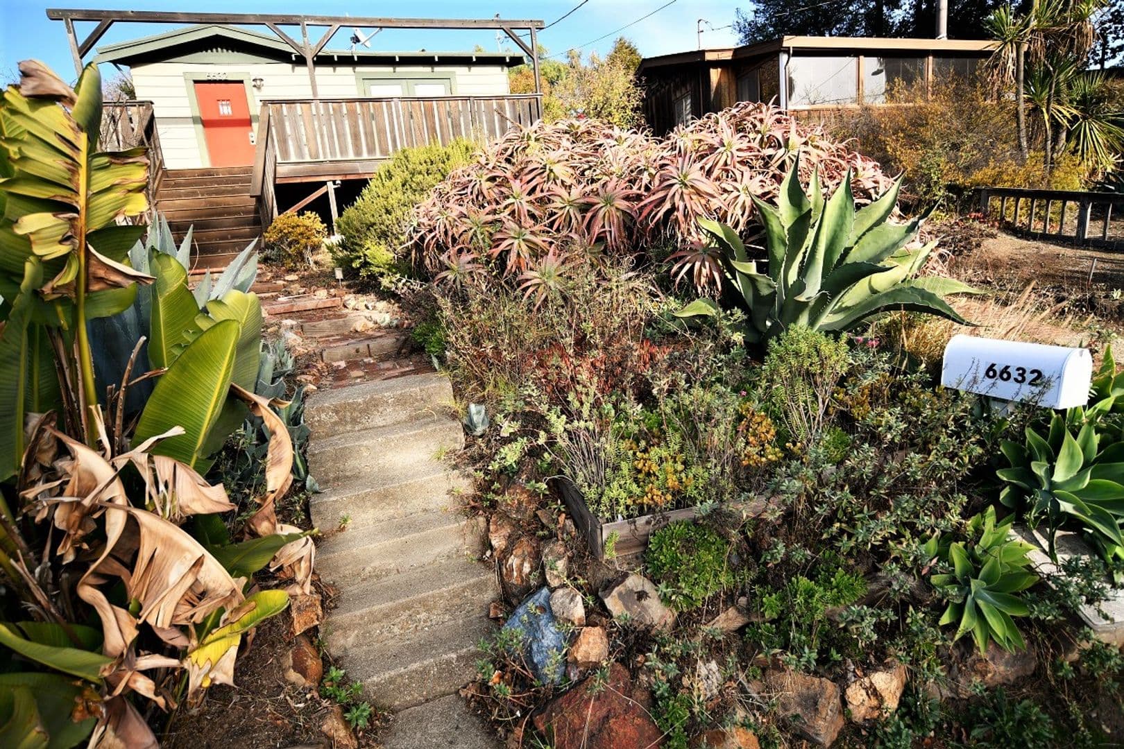 Oakland House: 6632 Simson Street