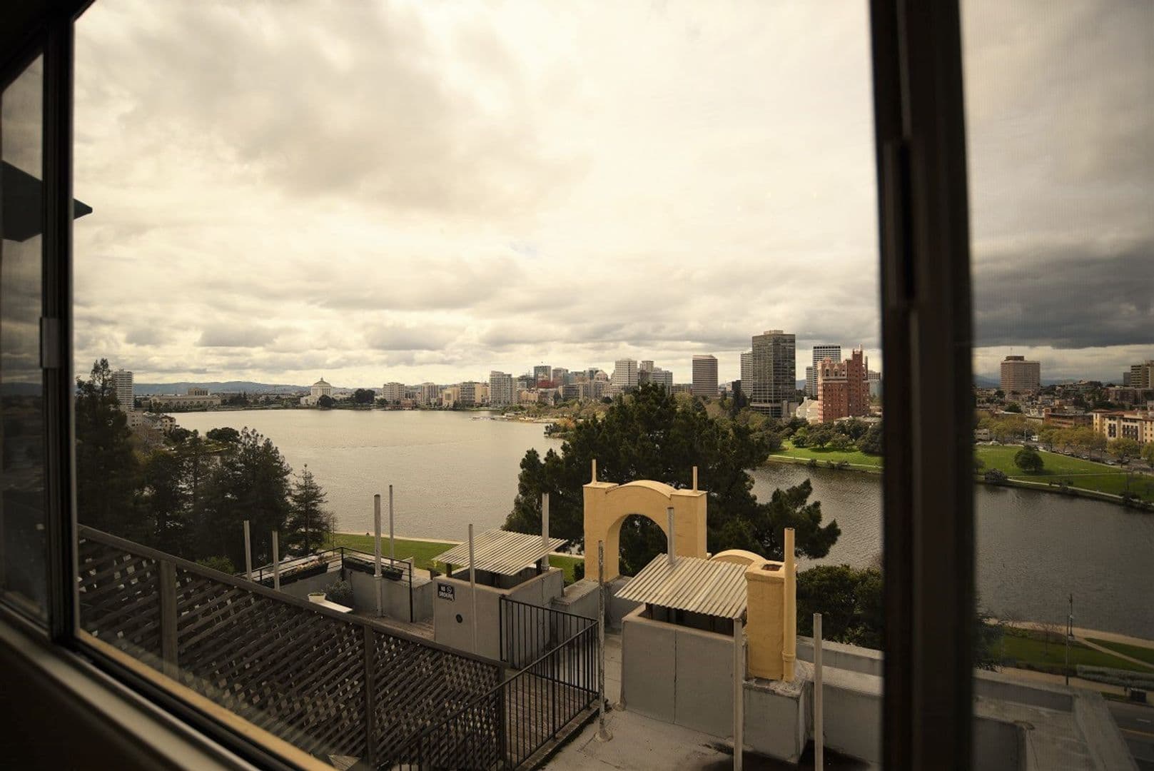 Oakland Apartment: 479 Merritt Avenue