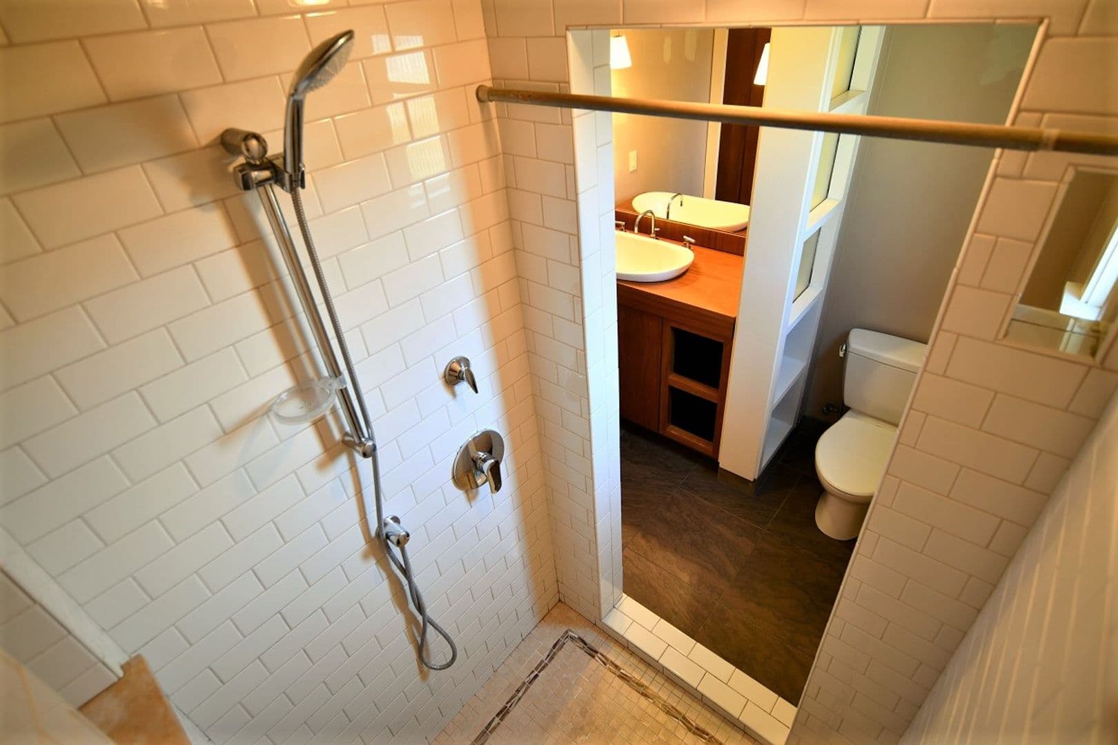 Oakland House: 6632 Simson Street