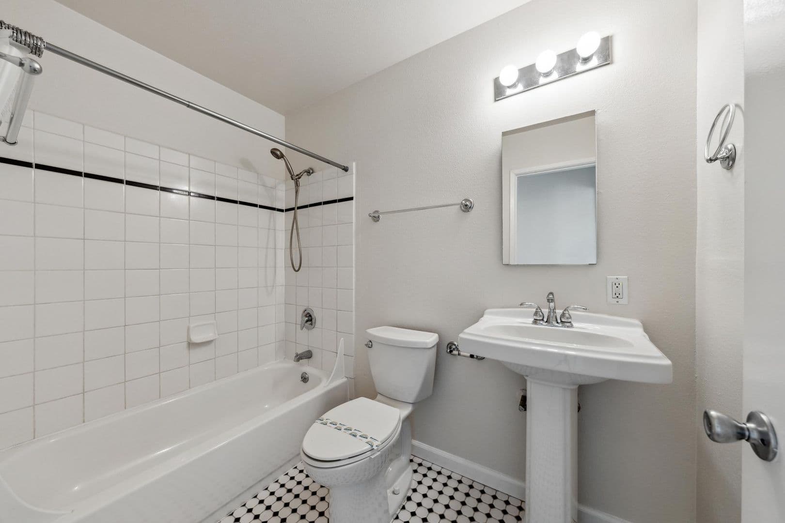 Oakland Apartment: 1738 4th Avenue
