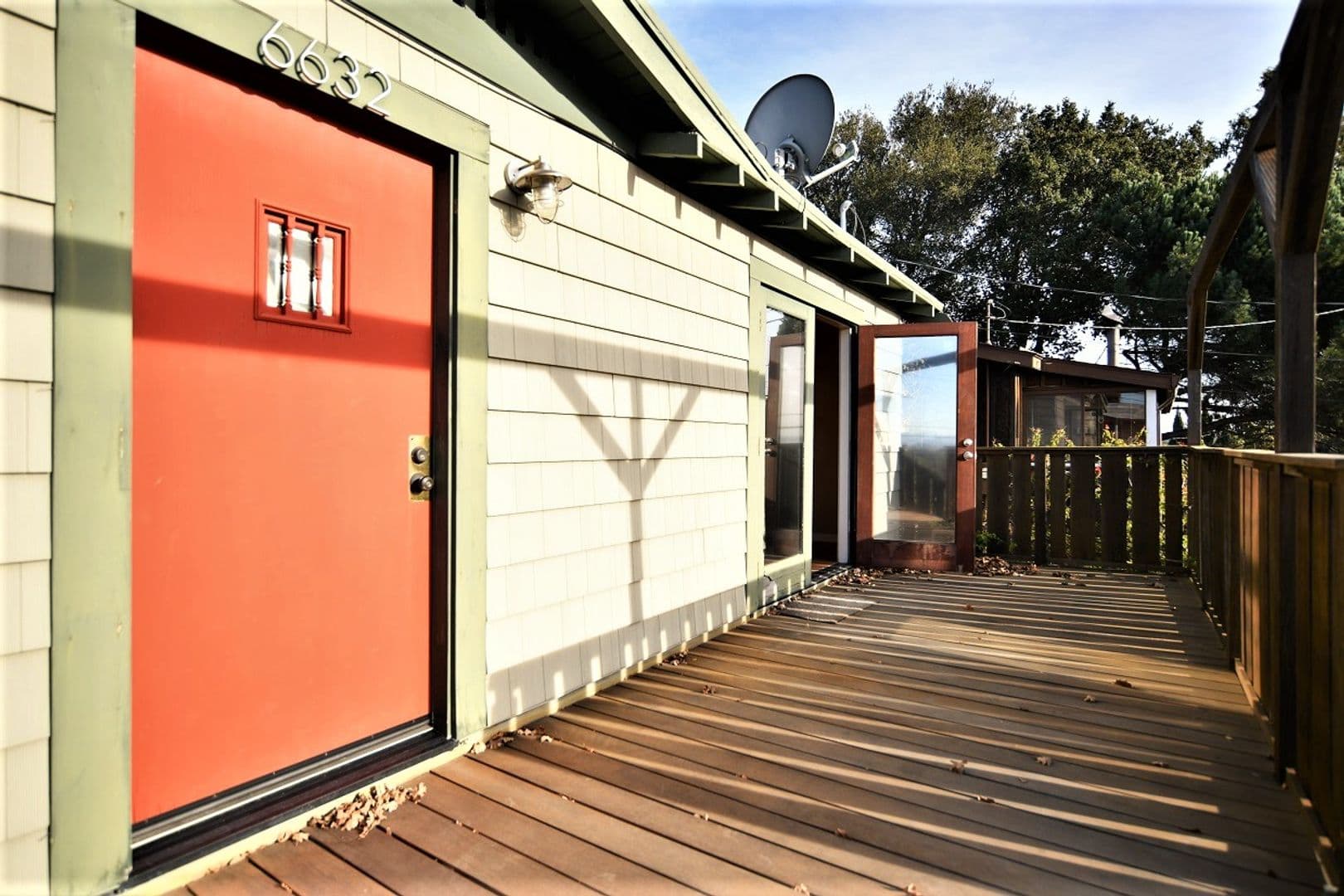 Oakland House: 6632 Simson Street