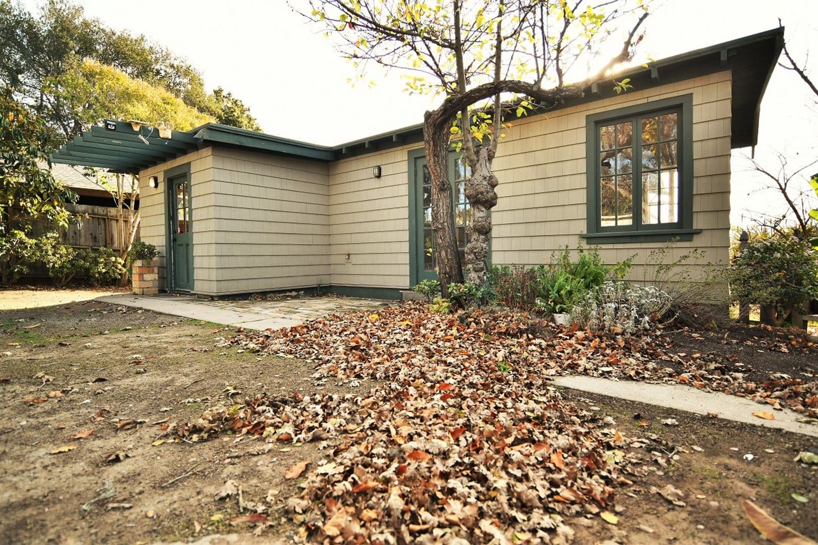 Oakland House: 6632 Simson Street