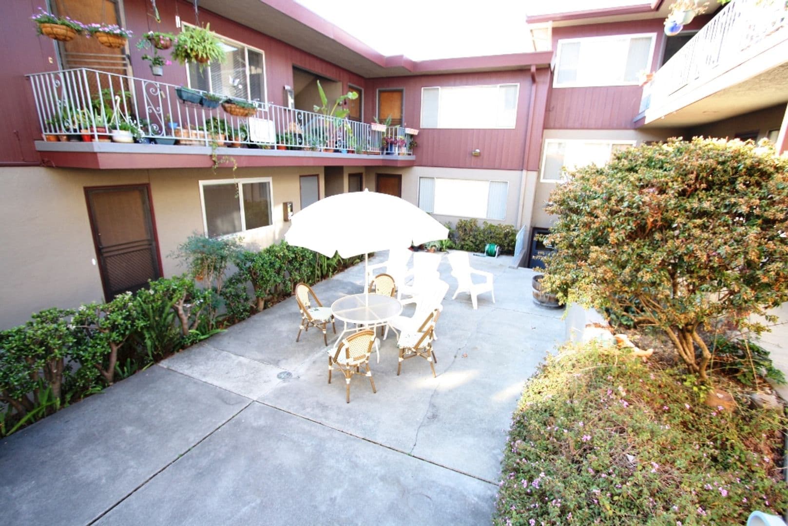 Oakland Apartment: 96 Linda Avenue