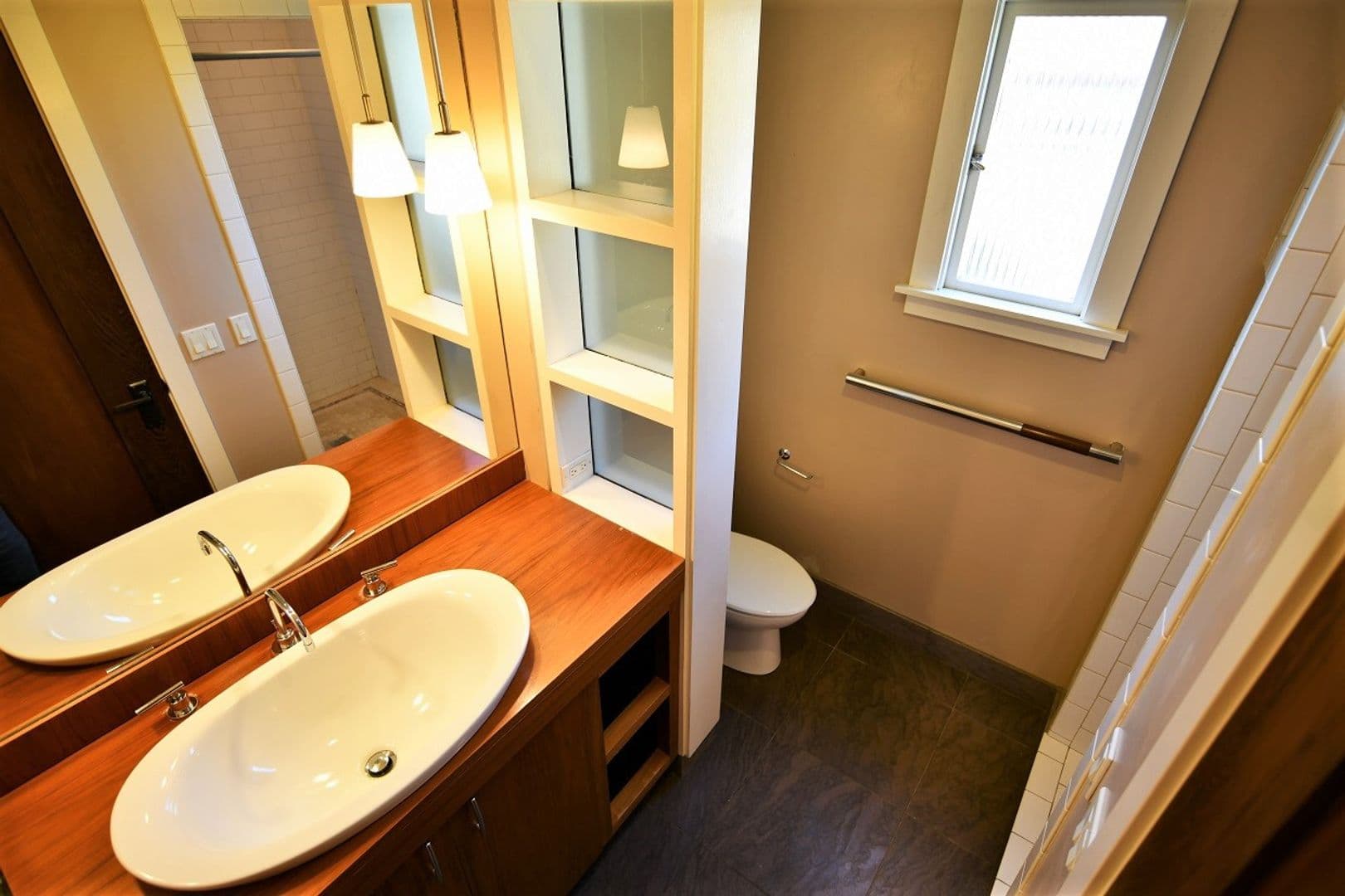Oakland House: 6632 Simson Street