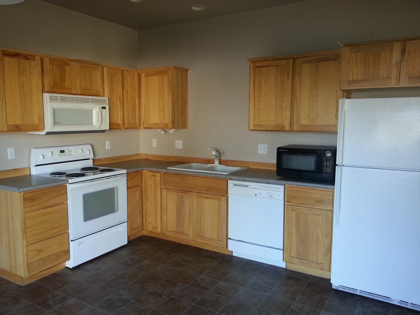 La Pine Apartment: 16406 Heath Dr