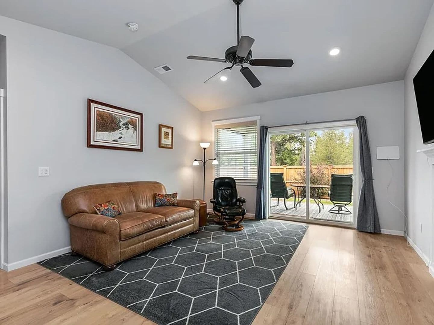 La Pine House: 16624 Pine Creek Dr.