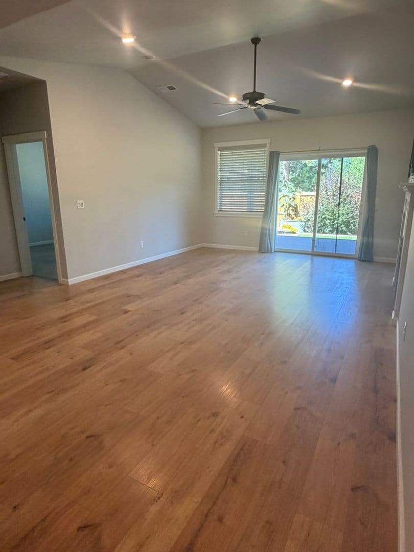 La Pine House: 16624 Pine Creek Dr.