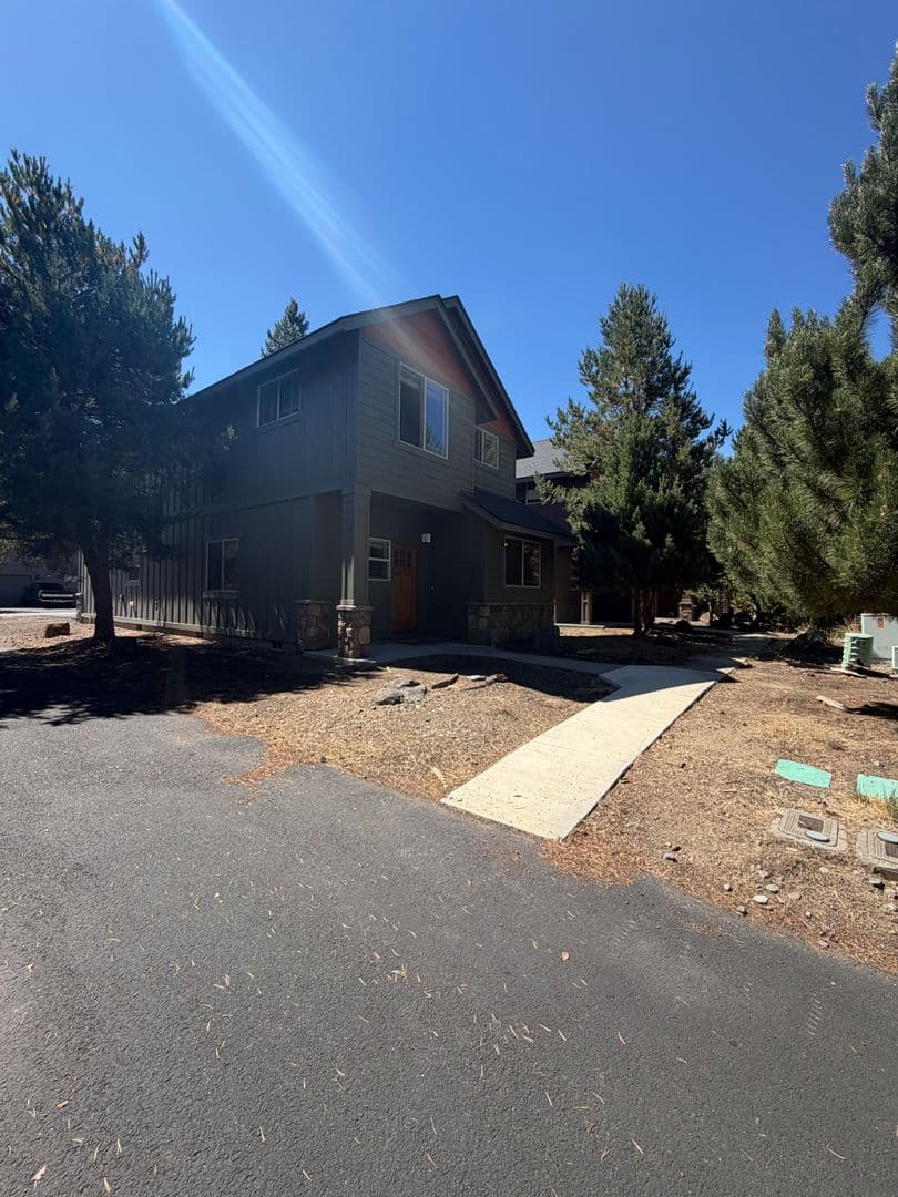 La Pine House: 16590  Daisy Place