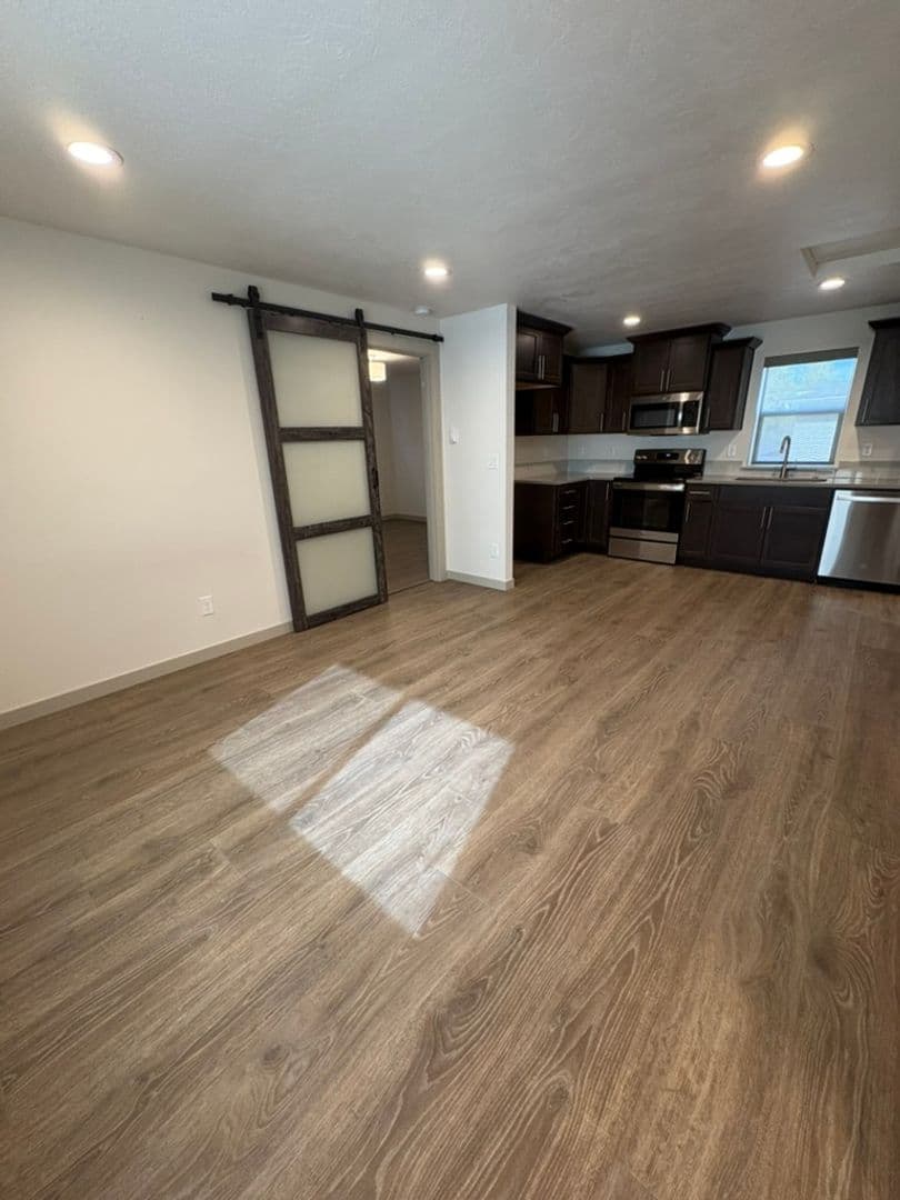 La Pine Apartment: 16488 Carter Ct.