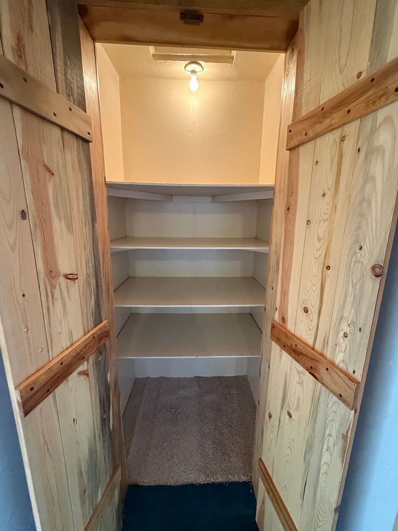 La Pine House: 149927 Midstate Rd