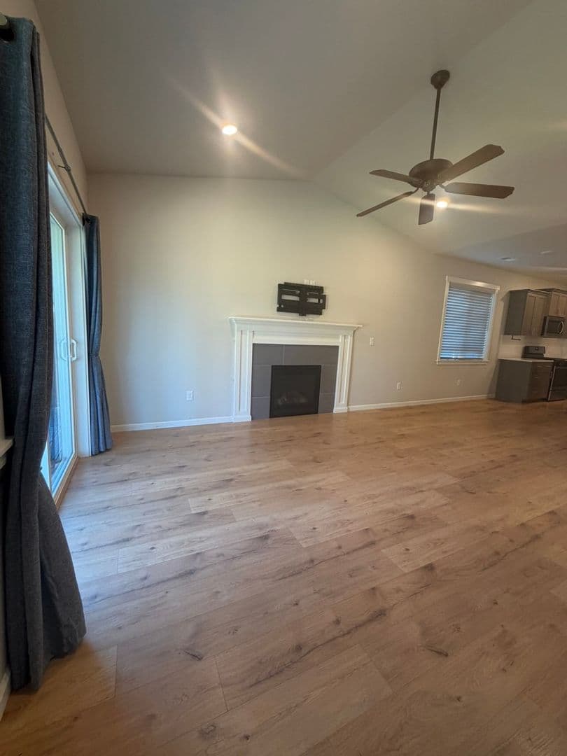 La Pine House: 16624 Pine Creek Dr.