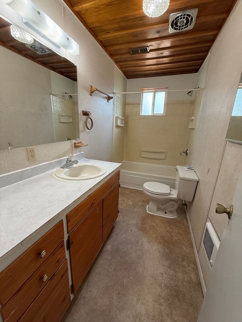 La Pine House: 149927 Midstate Rd