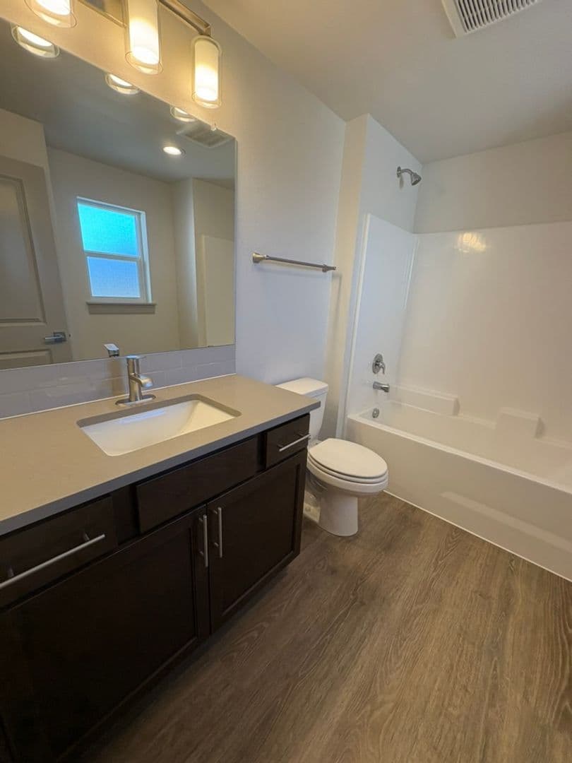 La Pine Apartment: 16488 Carter Ct.