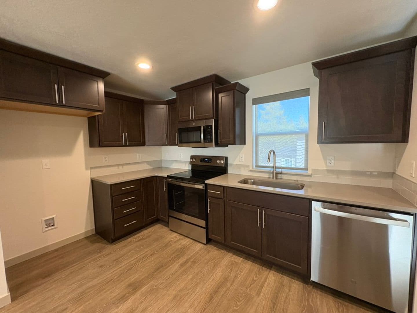 La Pine Apartment: 16488 Carter Ct.