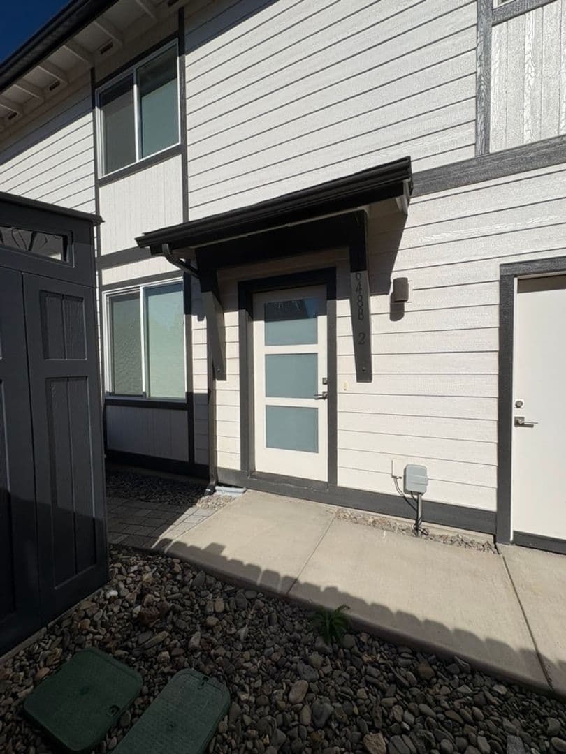 La Pine Apartment: 16488 Carter Ct.