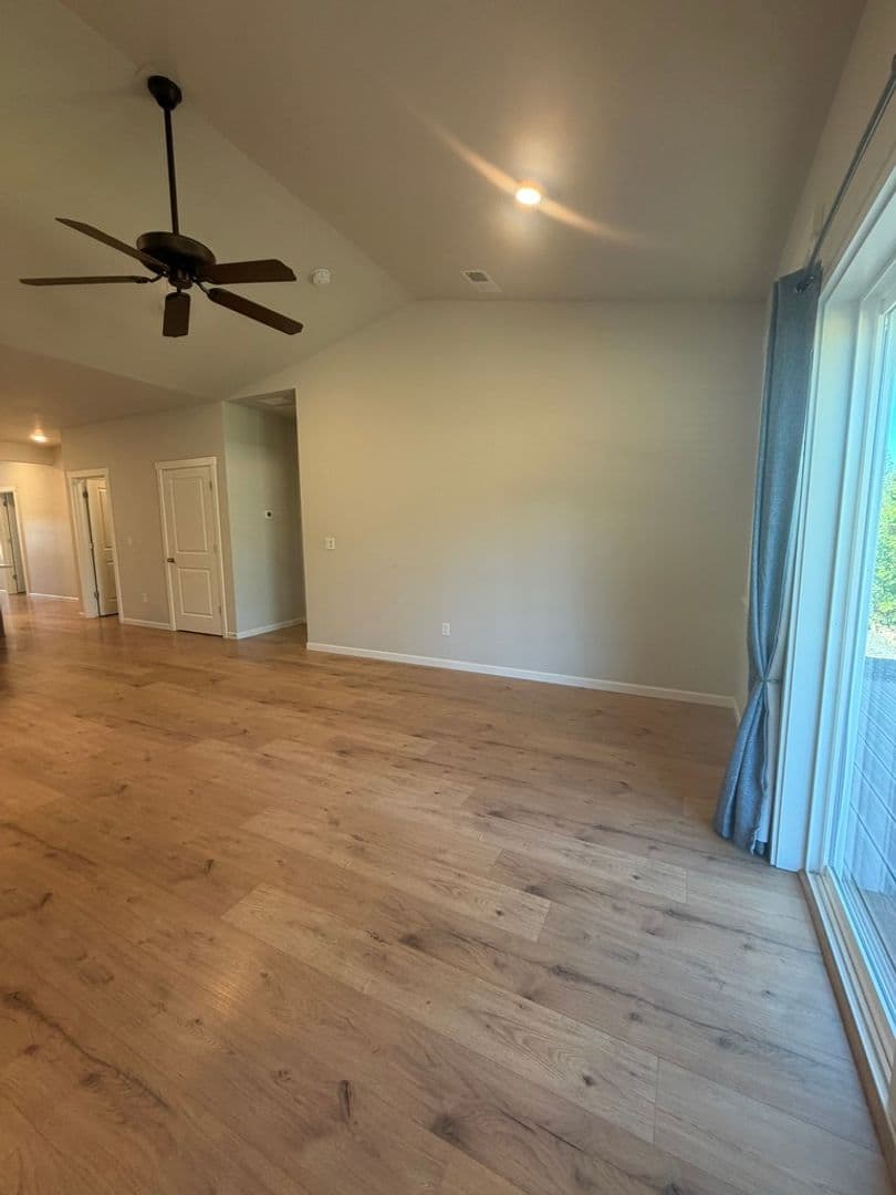 La Pine House: 16624 Pine Creek Dr.