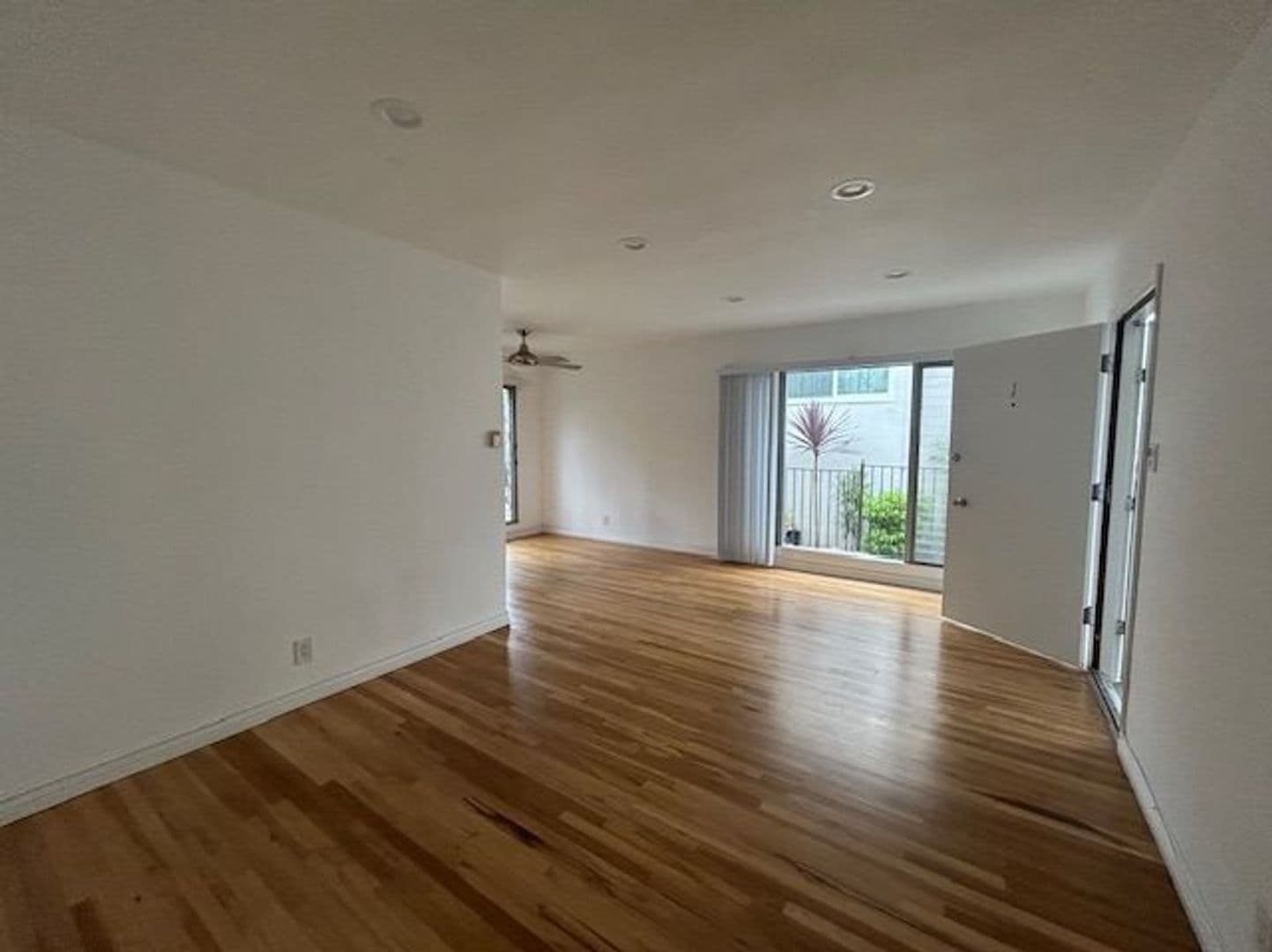 Santa Monica Apartment: 943 5th Street