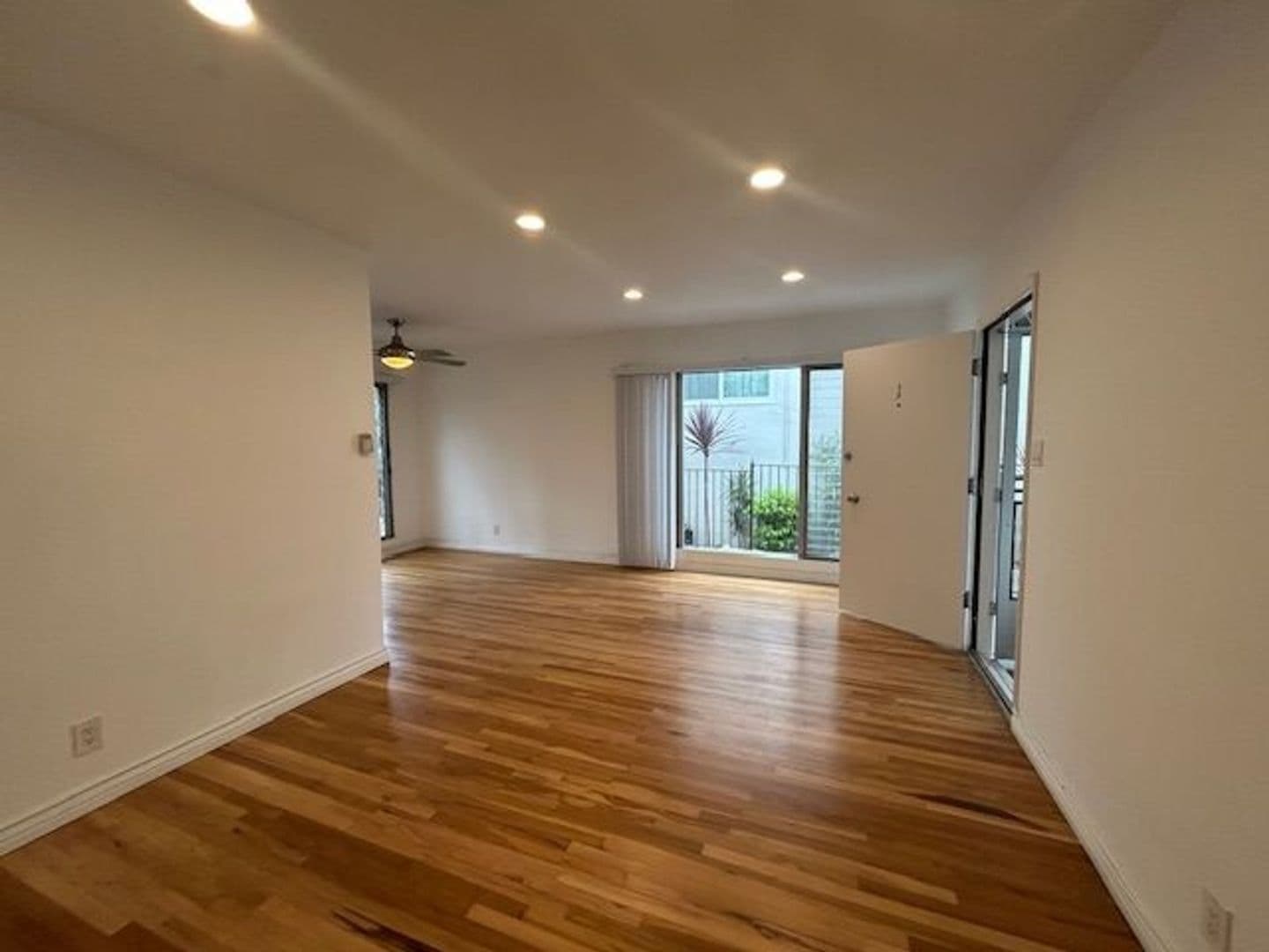 Santa Monica Apartment: 943 5th Street