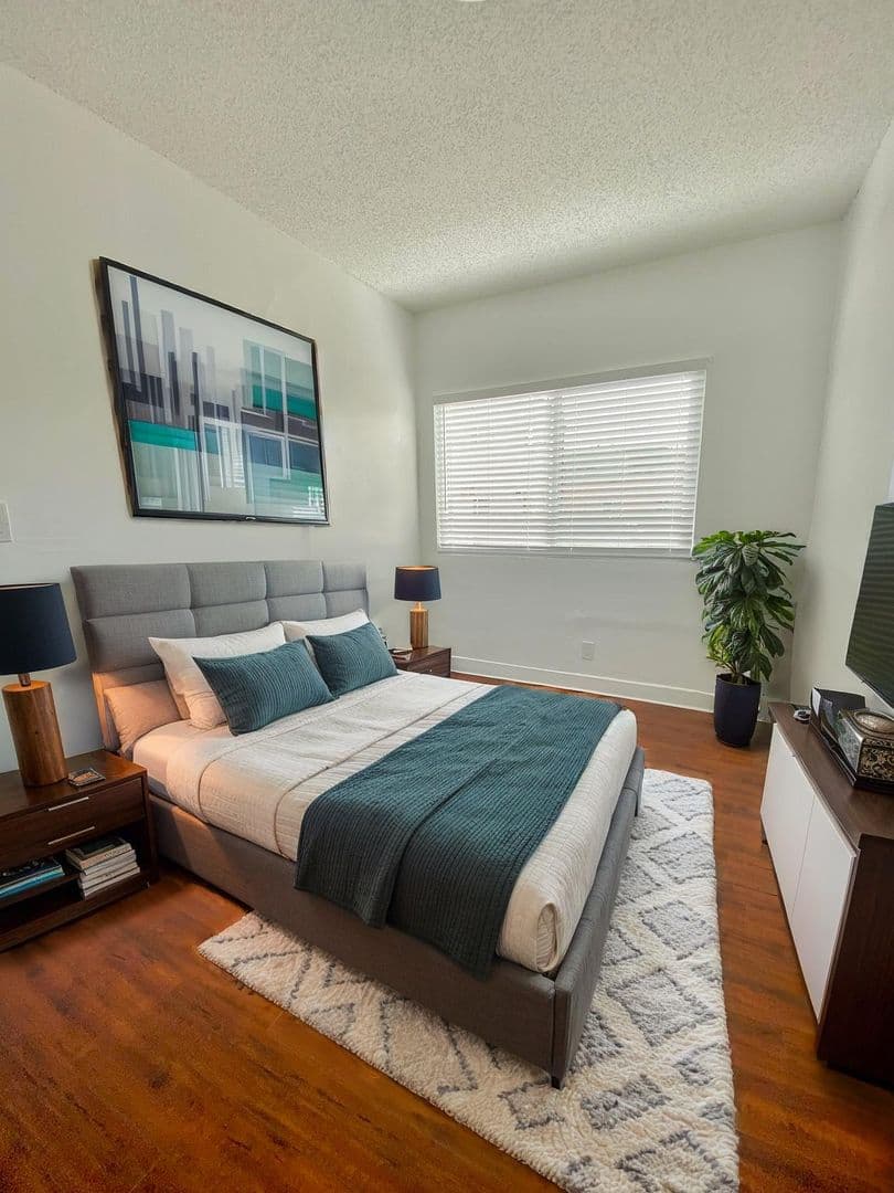 Los Angeles Apartment: 2919 Van Buren Place