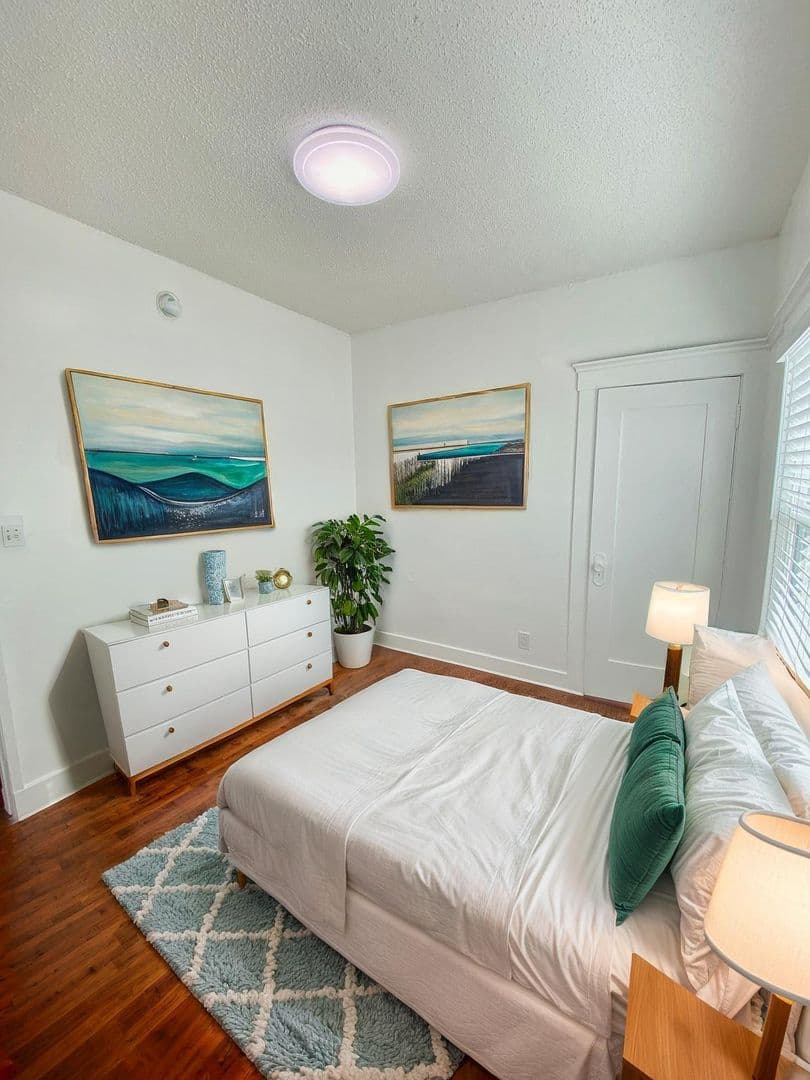 Los Angeles Apartment: 2919 Van Buren Place