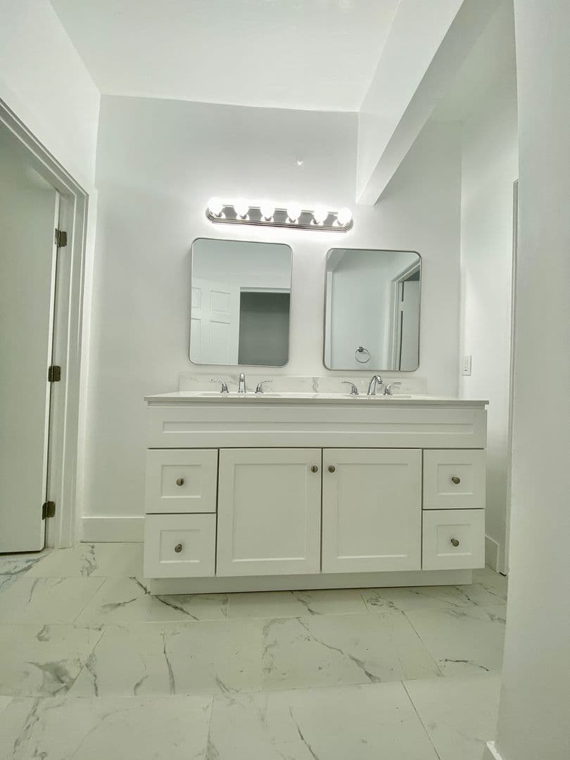 Los Angeles Apartment: 2919 Van Buren Place