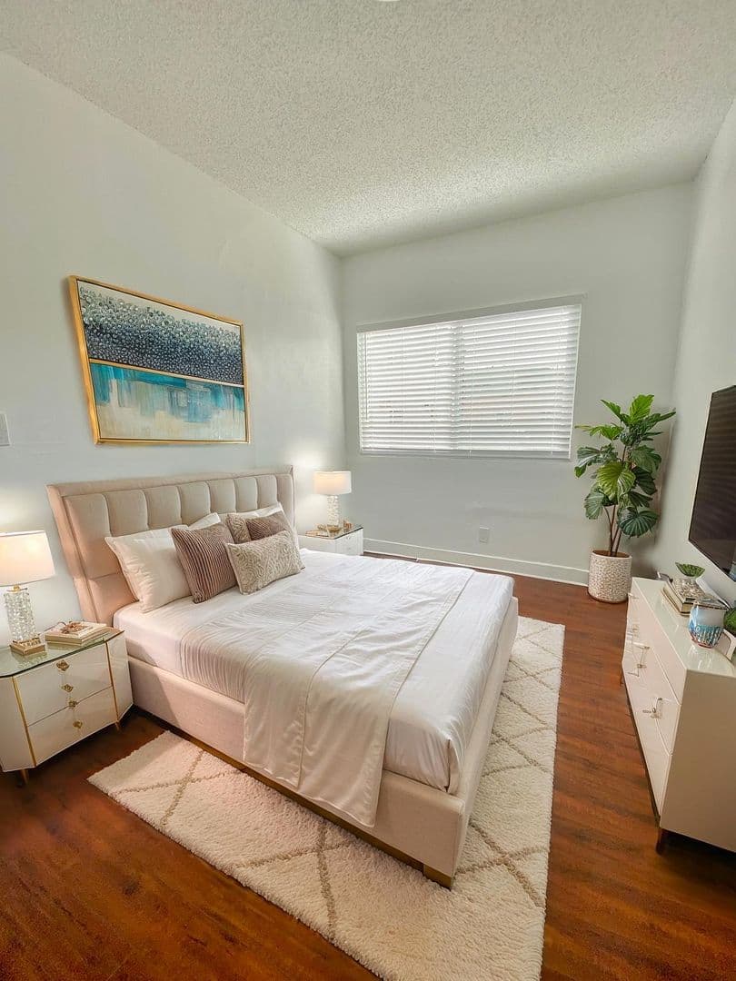 Los Angeles Apartment: 2919 Van Buren Place