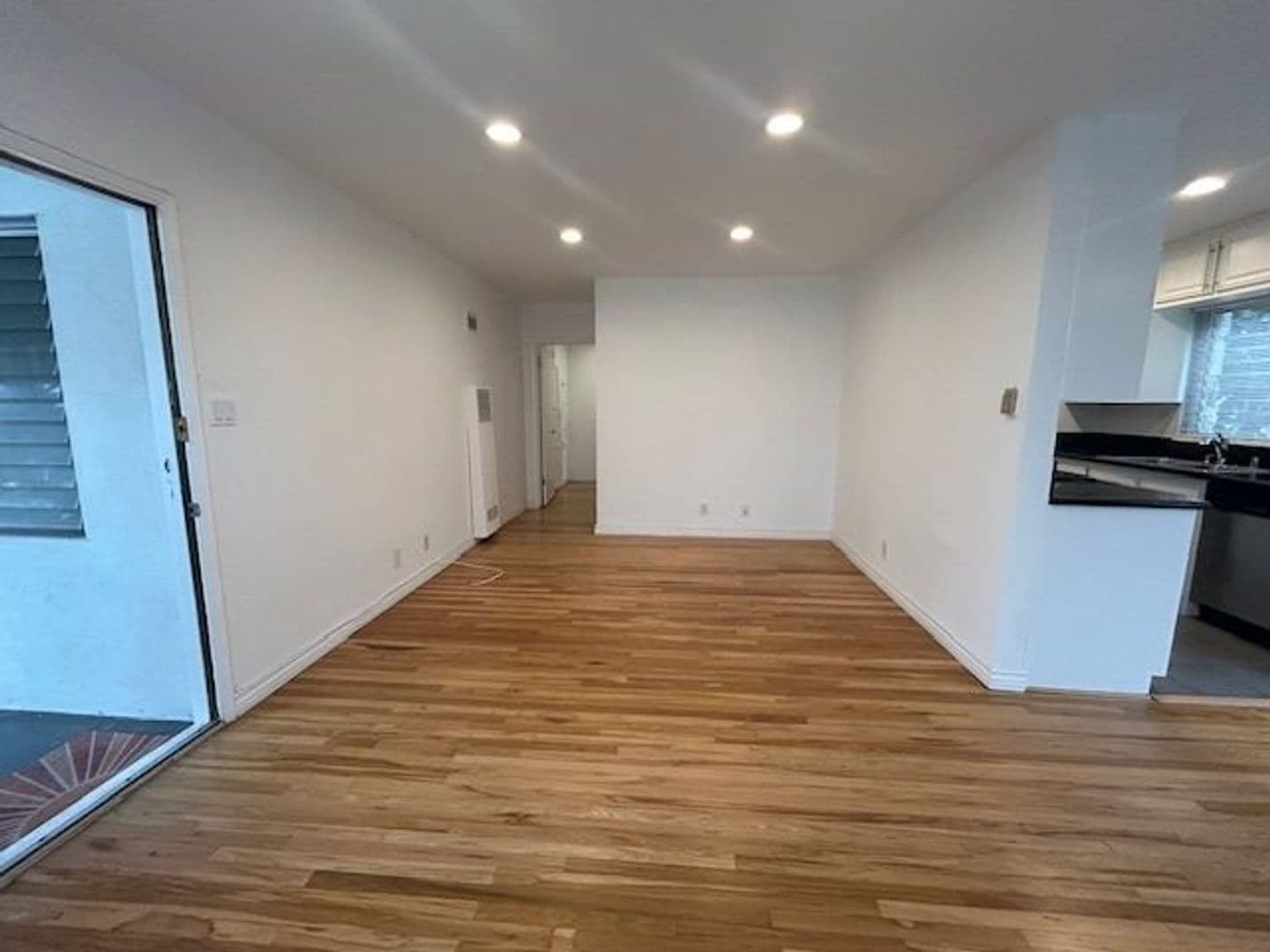 Santa Monica Apartment: 943 5th Street