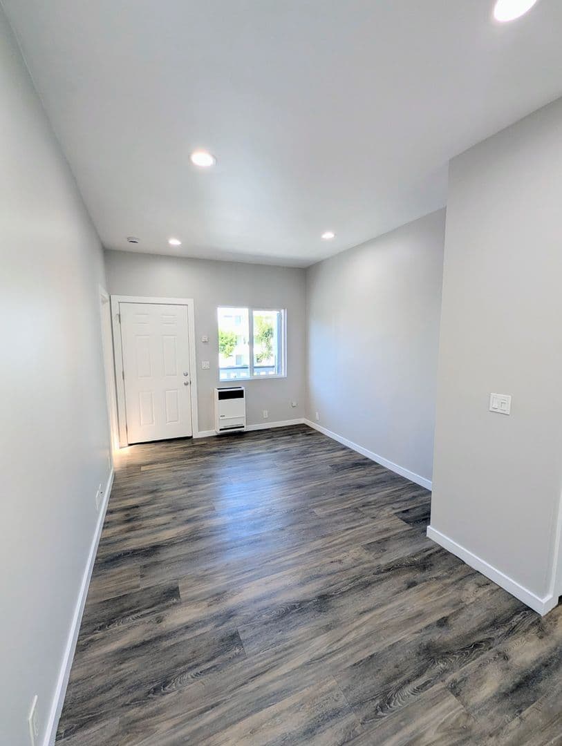 Los Angeles Apartment: 1517 W. 12th Place
