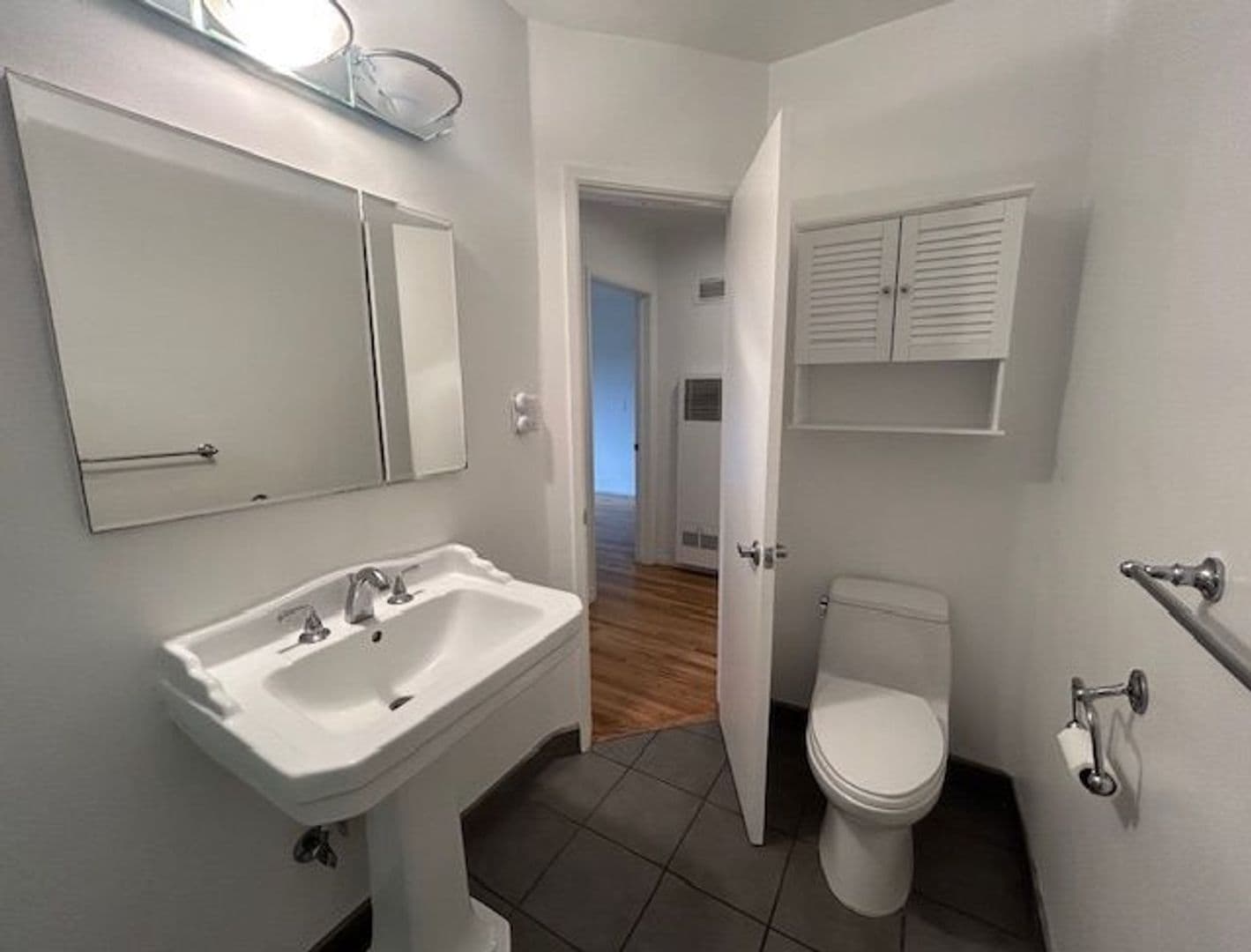 Santa Monica Apartment: 943 5th Street
