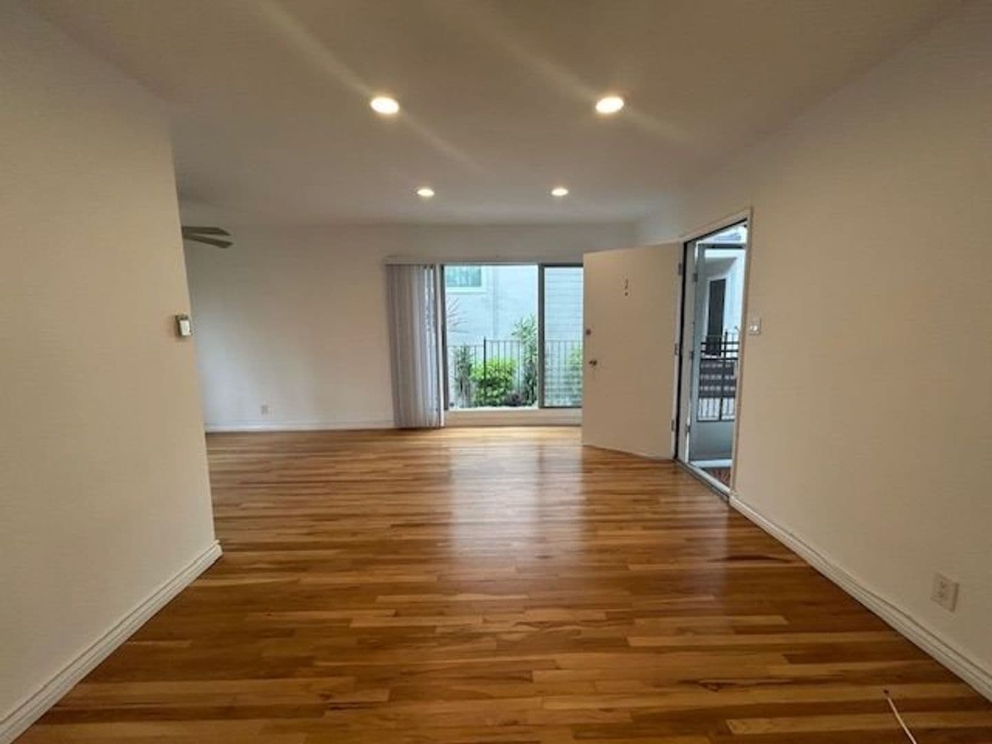 Santa Monica Apartment: 943 5th Street