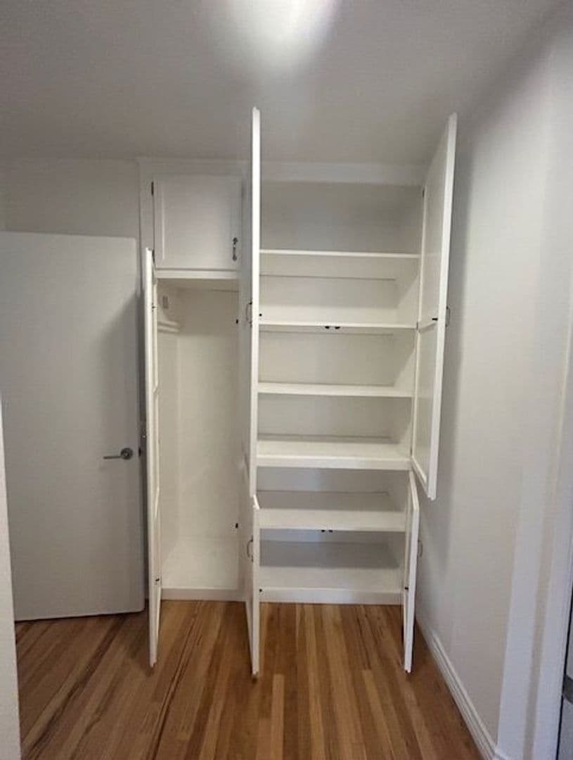 Santa Monica Apartment: 943 5th Street