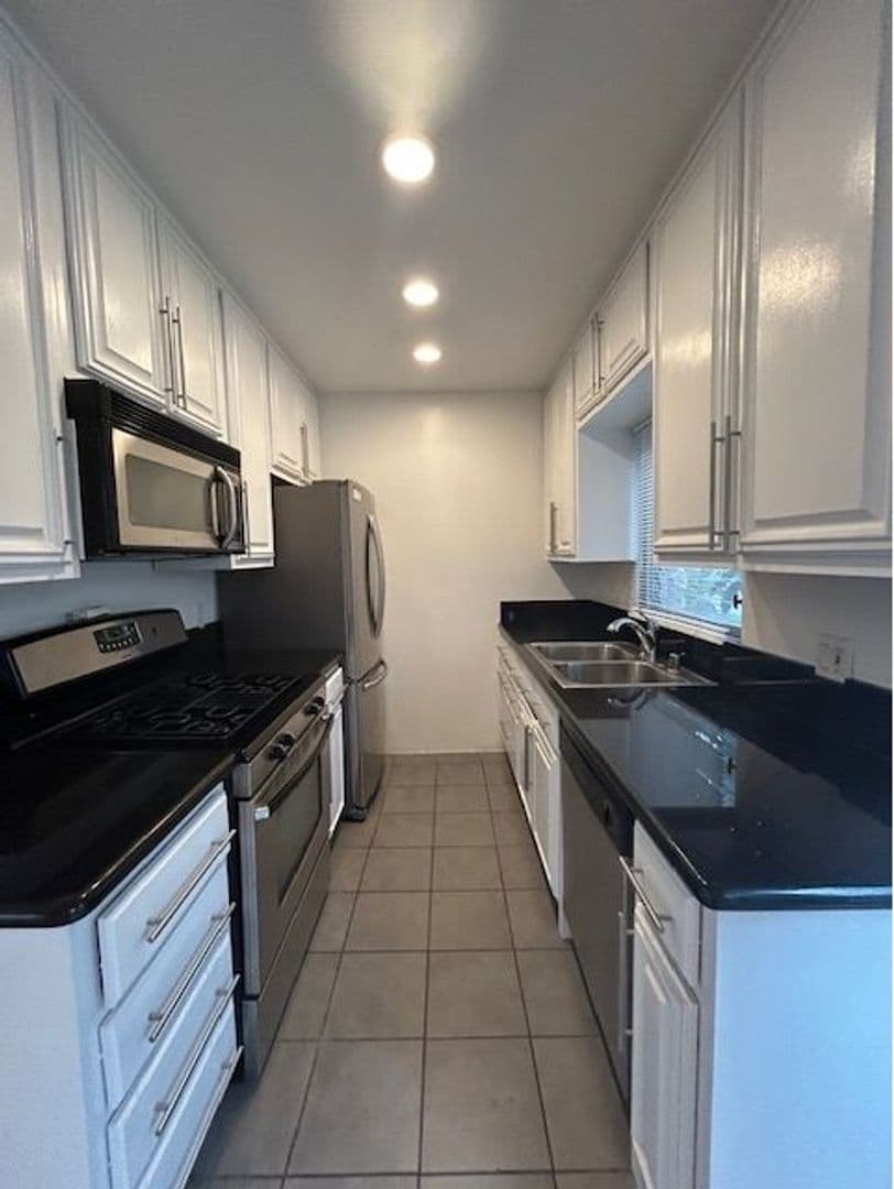 Santa Monica Apartment: 943 5th Street