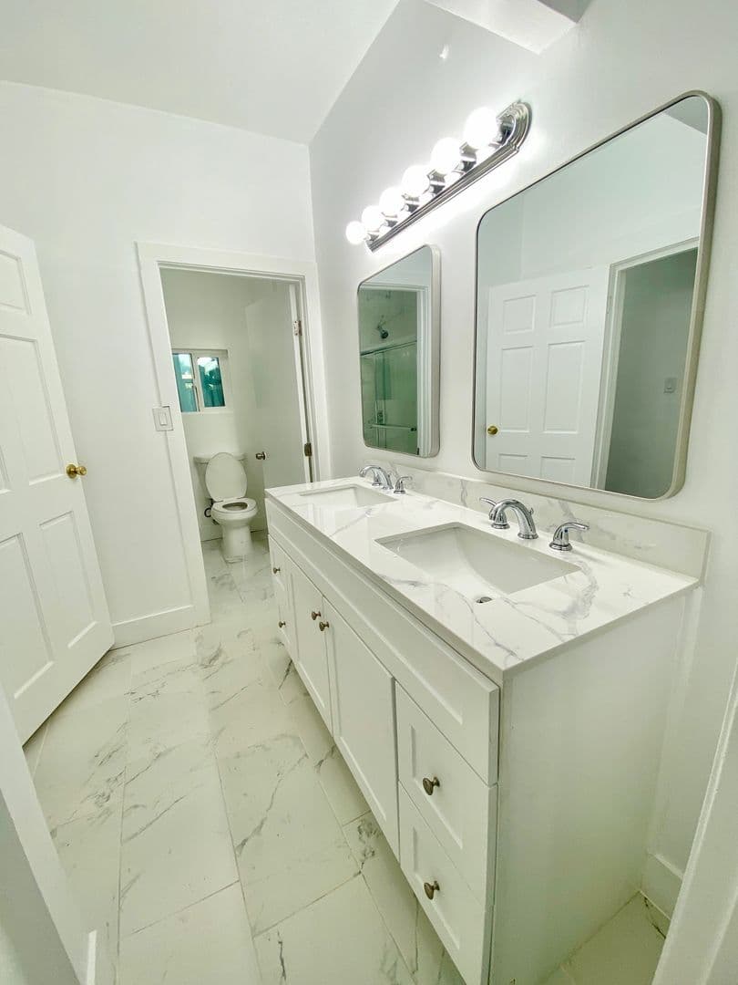 Los Angeles Apartment: 2919 Van Buren Place