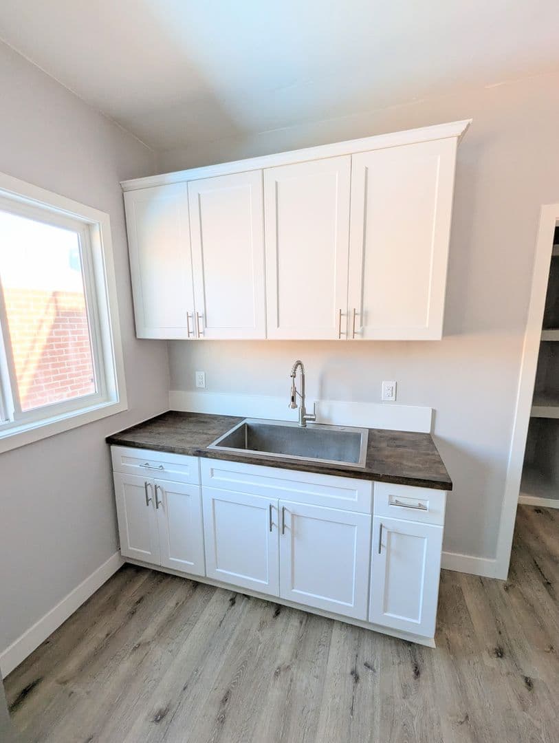 Los Angeles Apartment: 1517 W. 12th Place