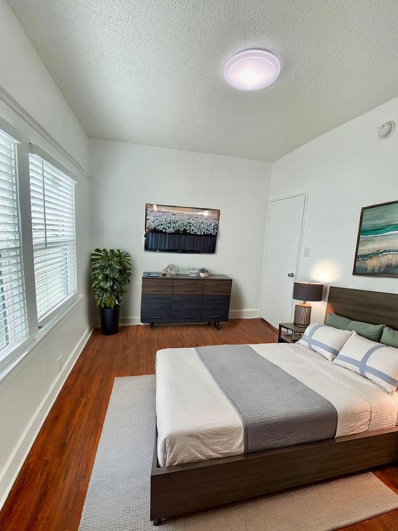 Los Angeles Apartment: 2919 Van Buren Place