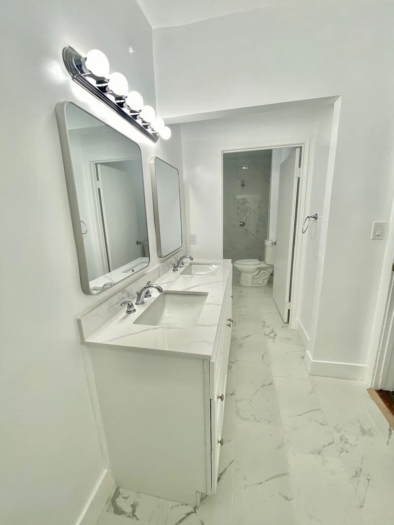 Los Angeles Apartment: 2919 Van Buren Place
