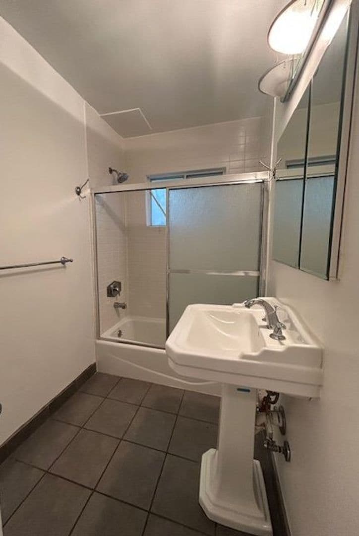 Santa Monica Apartment: 943 5th Street