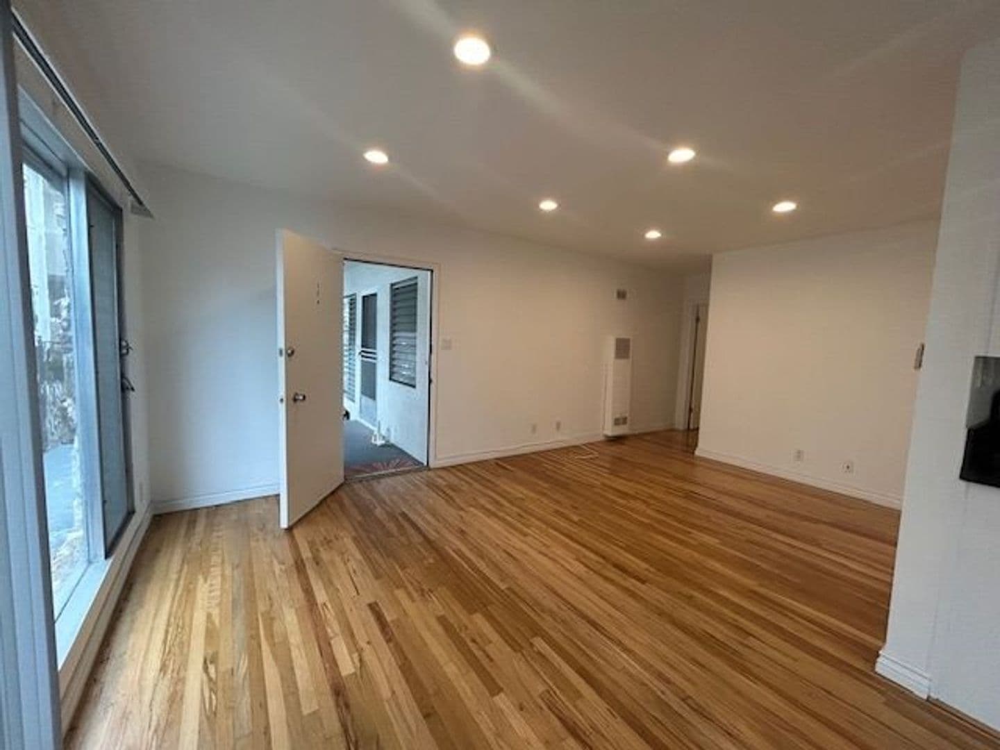 Santa Monica Apartment: 943 5th Street
