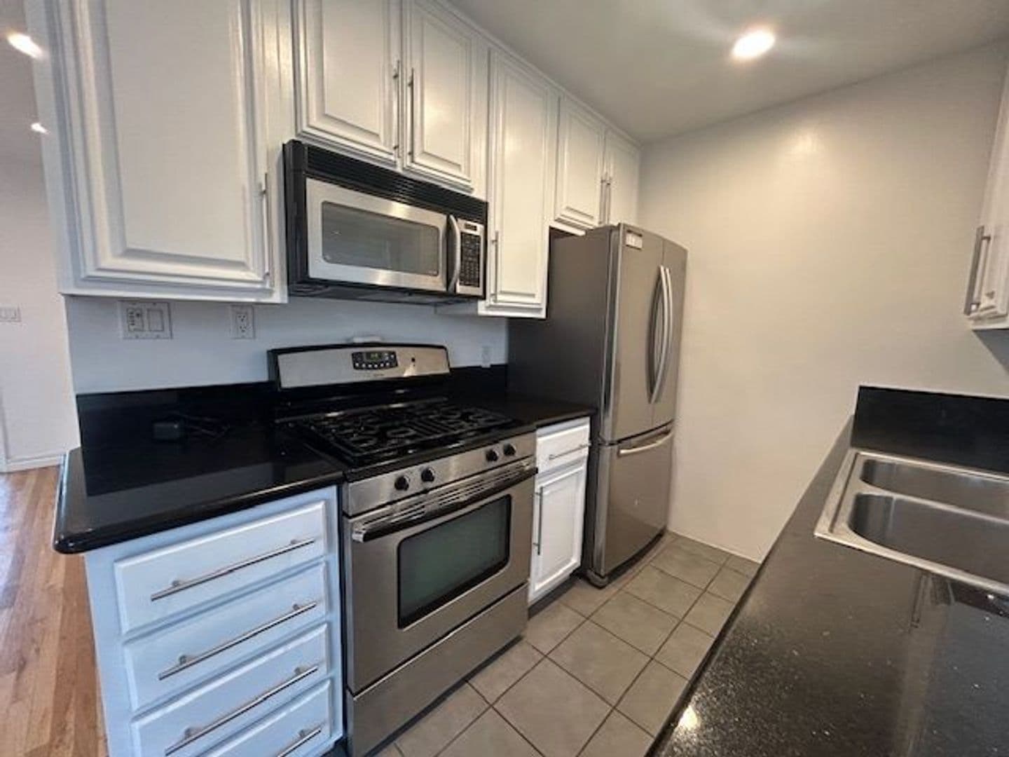 Santa Monica Apartment: 943 5th Street