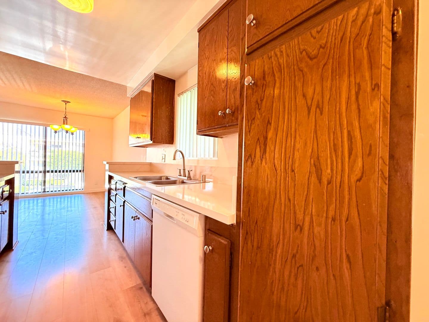 Los Angeles Apartment: 1275 Barry Avenue