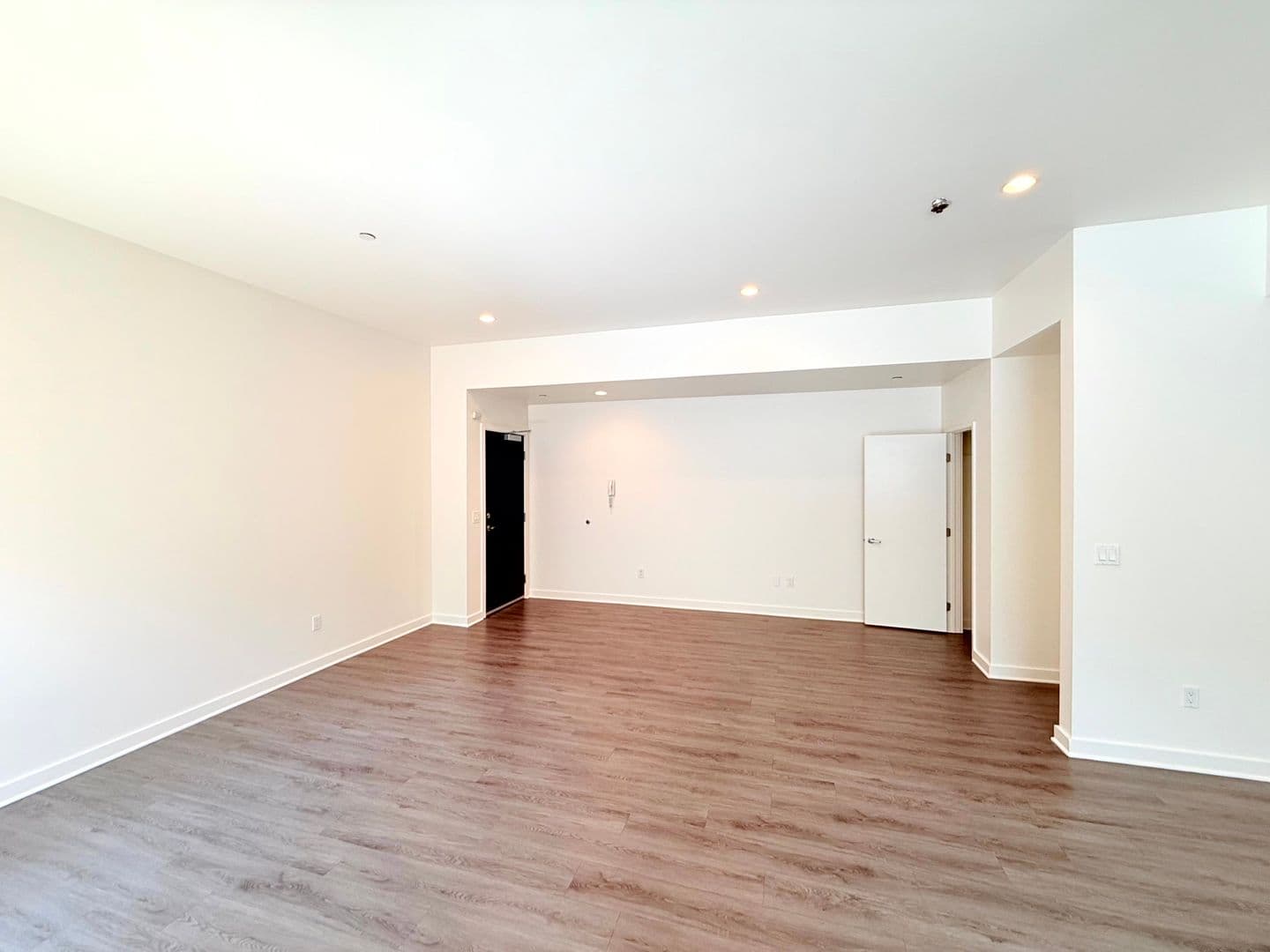 Van Nuys Apartment: 6428 Woodley Avenue