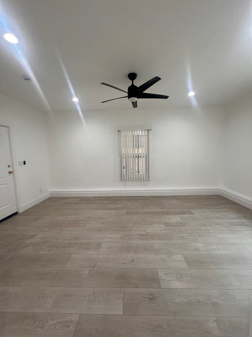 Los Angeles Apartment: 676 Shatto Place