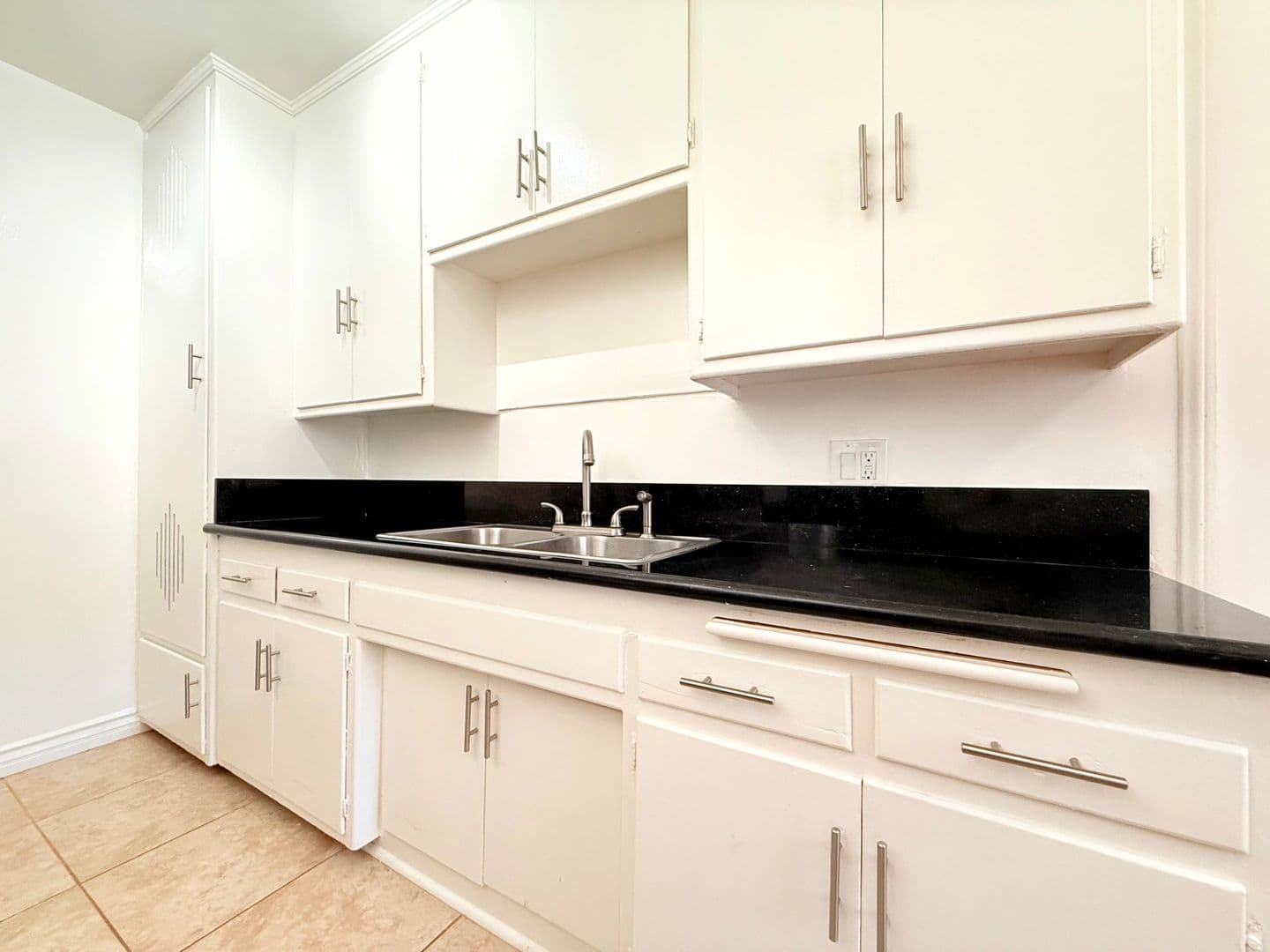 Los Angeles Apartment: 1415 Hudson Avenue