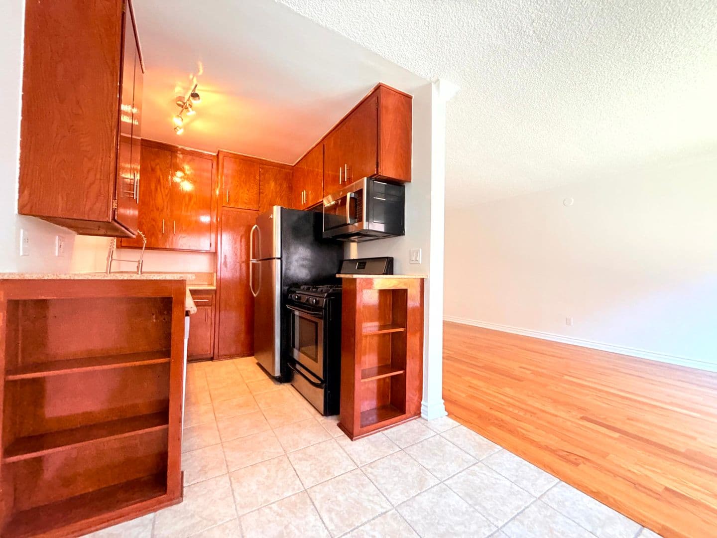 Los Angeles Apartment: 5618 Harold Way