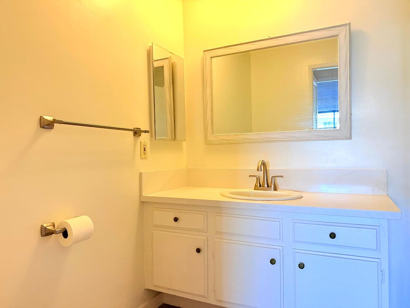 Los Angeles Apartment: 1275 Barry Avenue