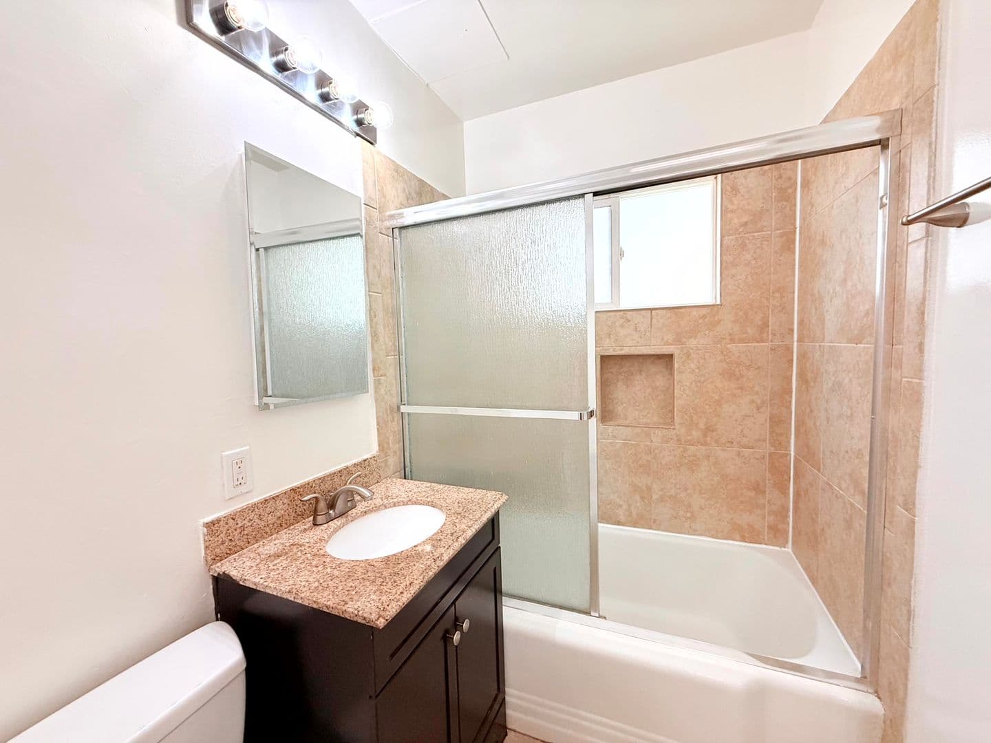 Los Angeles Apartment: 1415 Hudson Avenue
