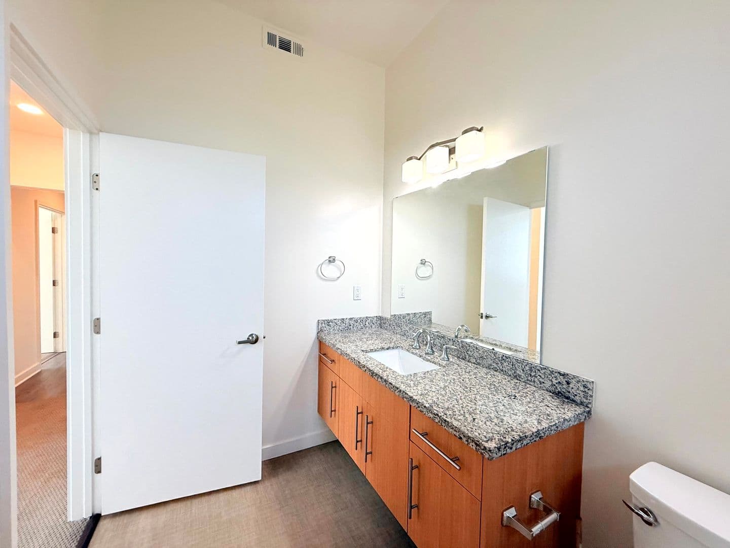 Van Nuys Apartment: 6428 Woodley Avenue