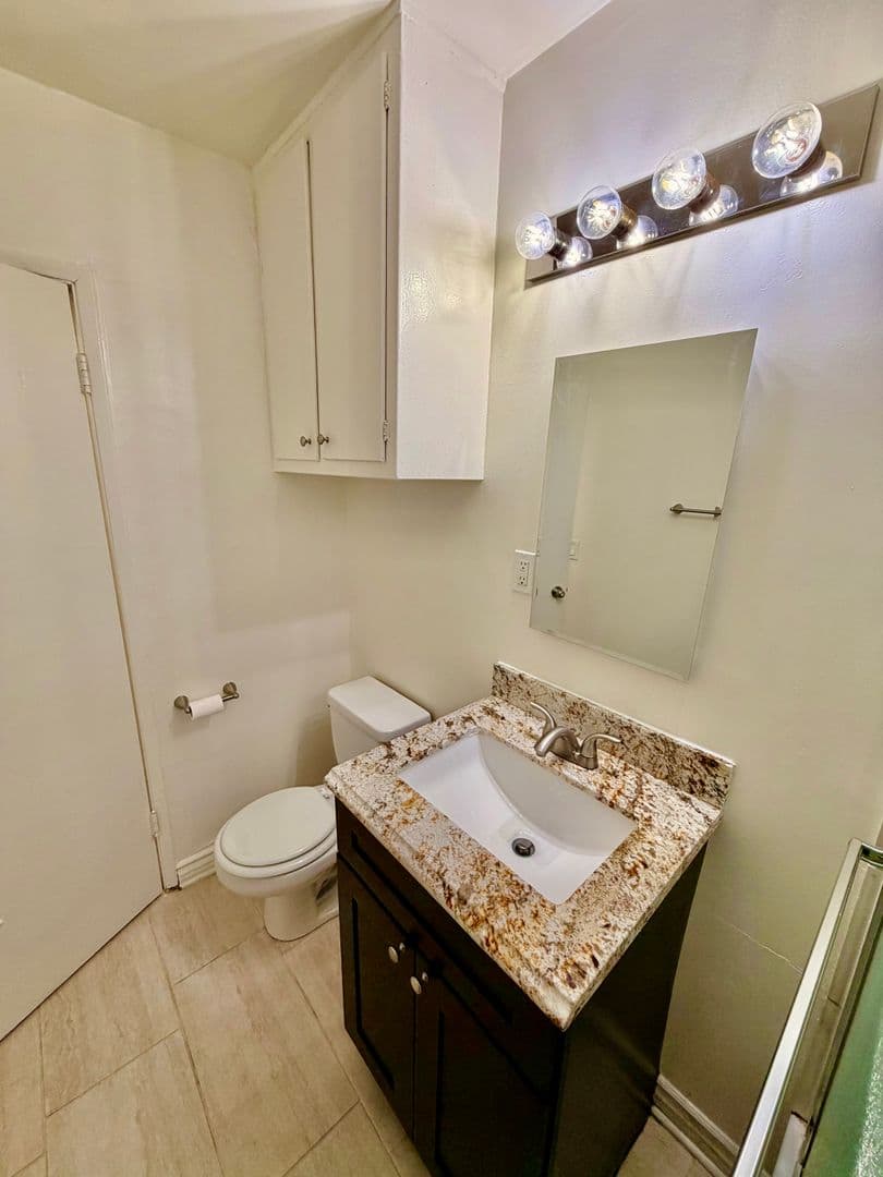 Los Angeles Apartment: 956 Wilcox Avenue