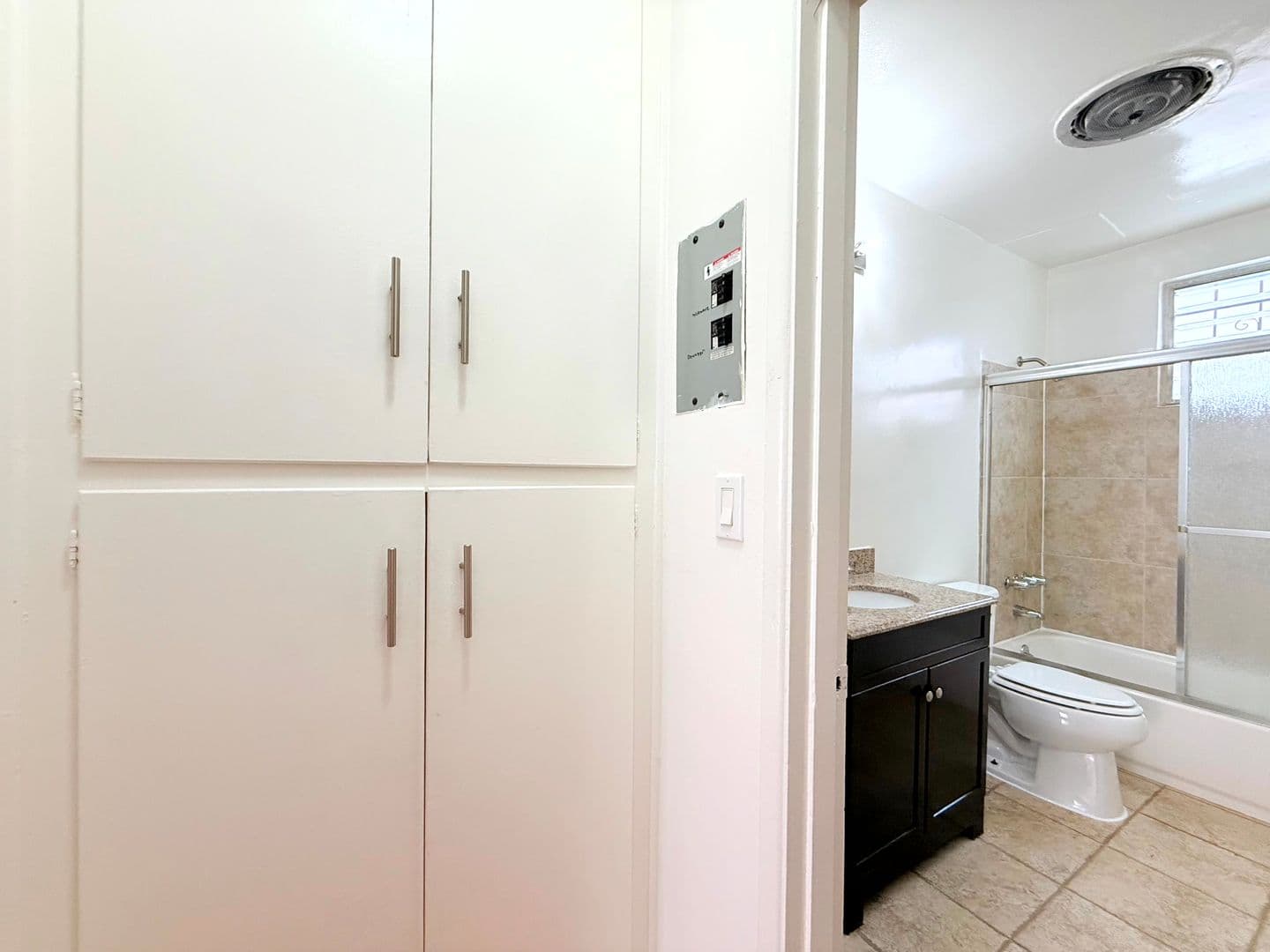 Los Angeles Apartment: 5618 Harold Way